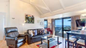 Appartement Premium, 1 chambre, vue océan | Salle de séjour | Télévision à écran plat, lecteur de DVD