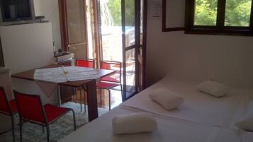 Classic Studio, Terrace (A2) | In-room dining