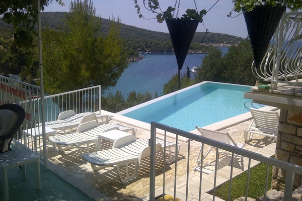 Una piscina al aire libre, una piscina infinita, camas de piscina gratis