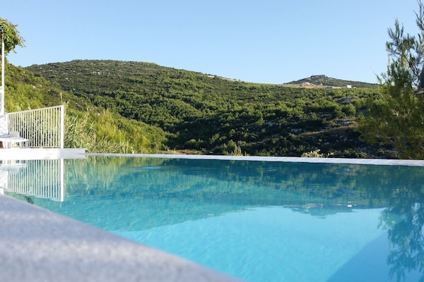 Kolam renang outdoor dan sebuah infinity pool, dengan cabana gratis