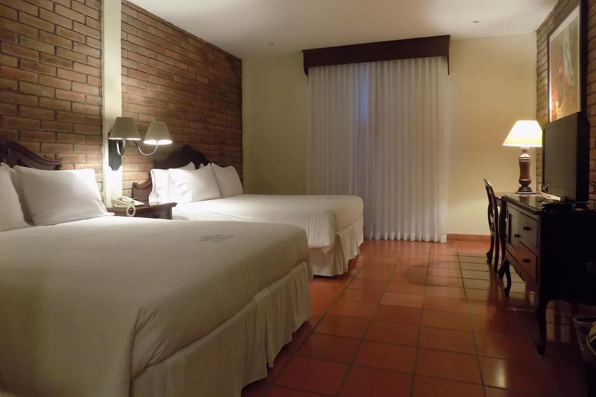 Ropa de cama de alta calidad y caja de seguridad en la habitación
