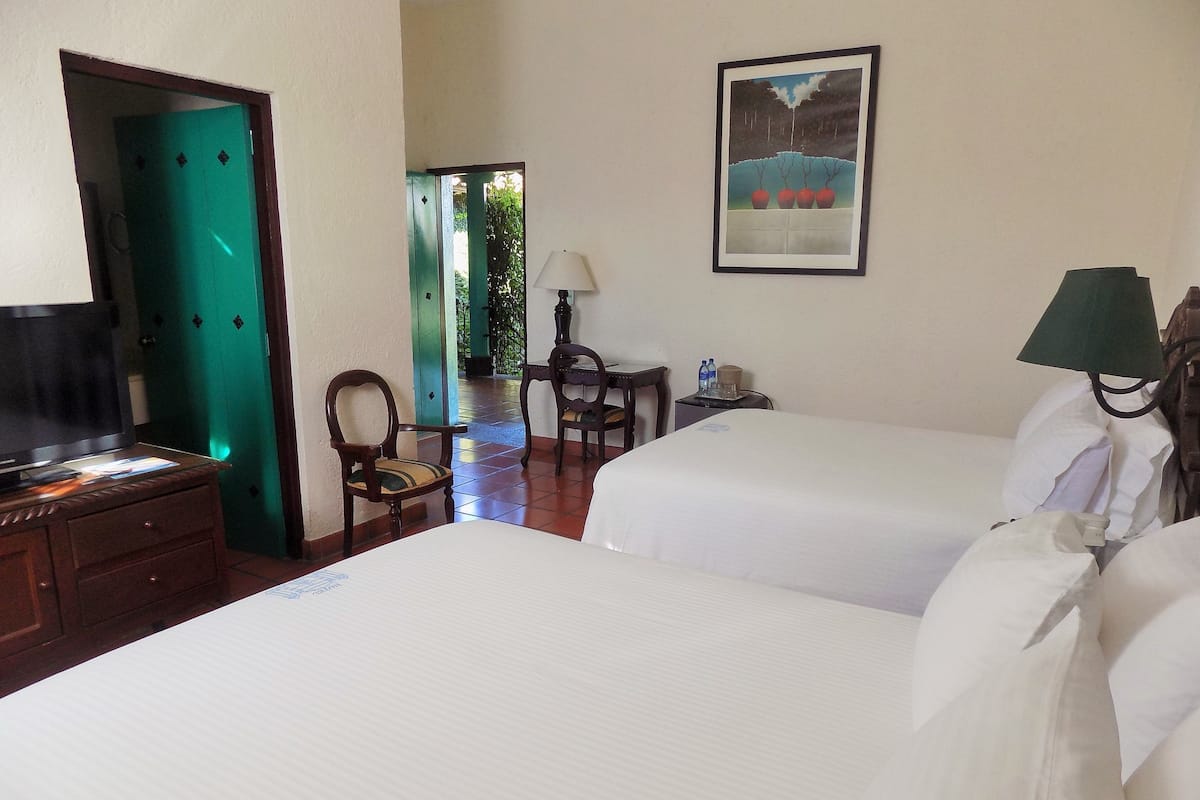 Habitación doble Deluxe, 2 camas Queen size (Marcoleta) | Ropa de cama de alta calidad y caja de seguridad en la habitación