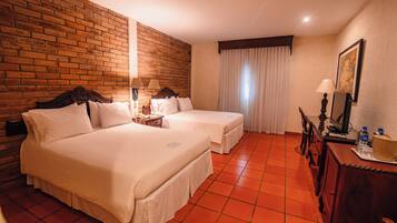 Habitación ejecutiva doble, 2 camas dobles (Chichunte) | Ropa de cama de alta calidad, caja fuerte, escritorio