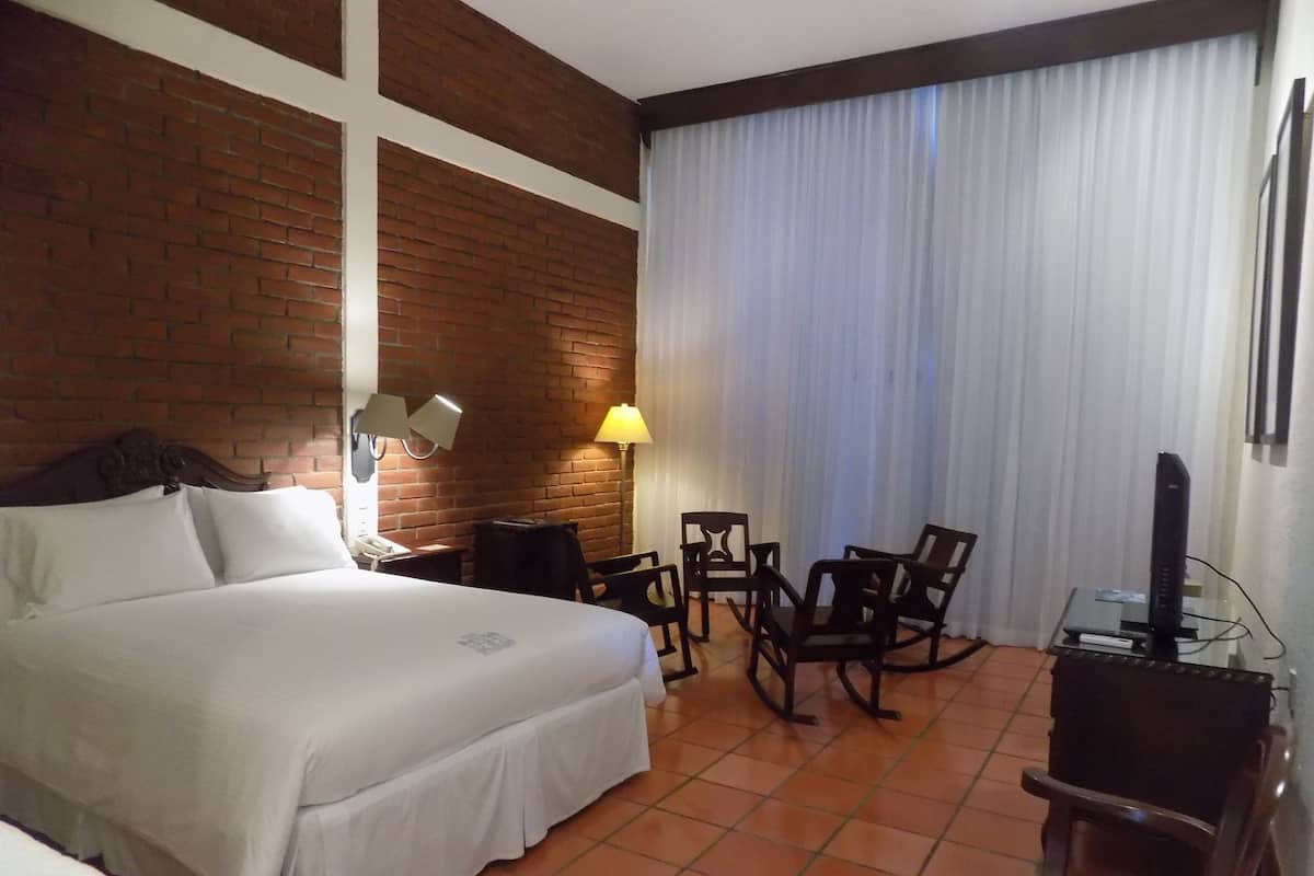 Ropa de cama de alta calidad y caja de seguridad en la habitación