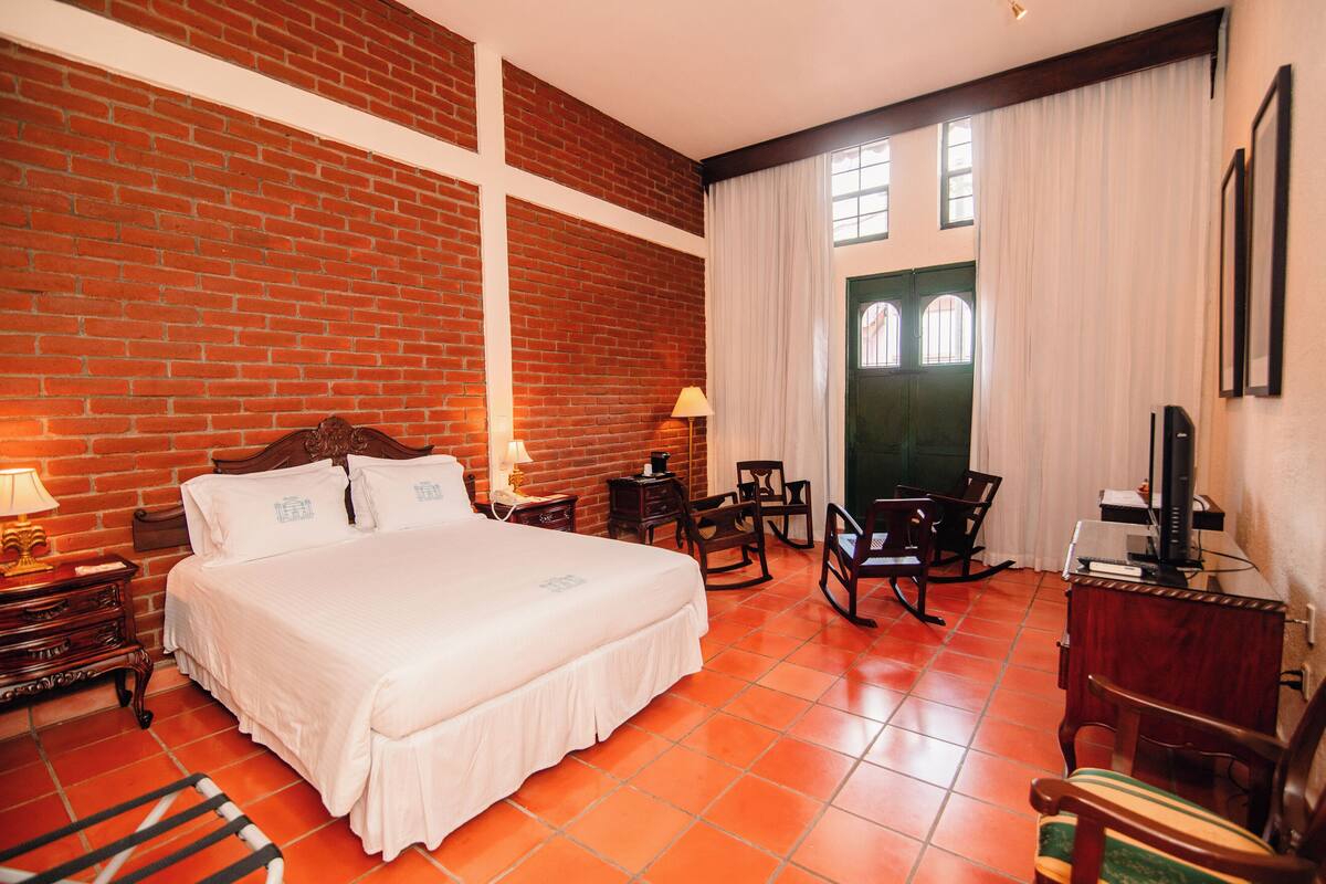 Suite, 1 cama Queen size, vista a la ciudad (Mini Suite) | Ropa de cama de alta calidad y caja de seguridad en la habitación