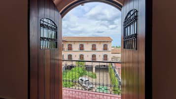 In-room safe, desk, free WiFi