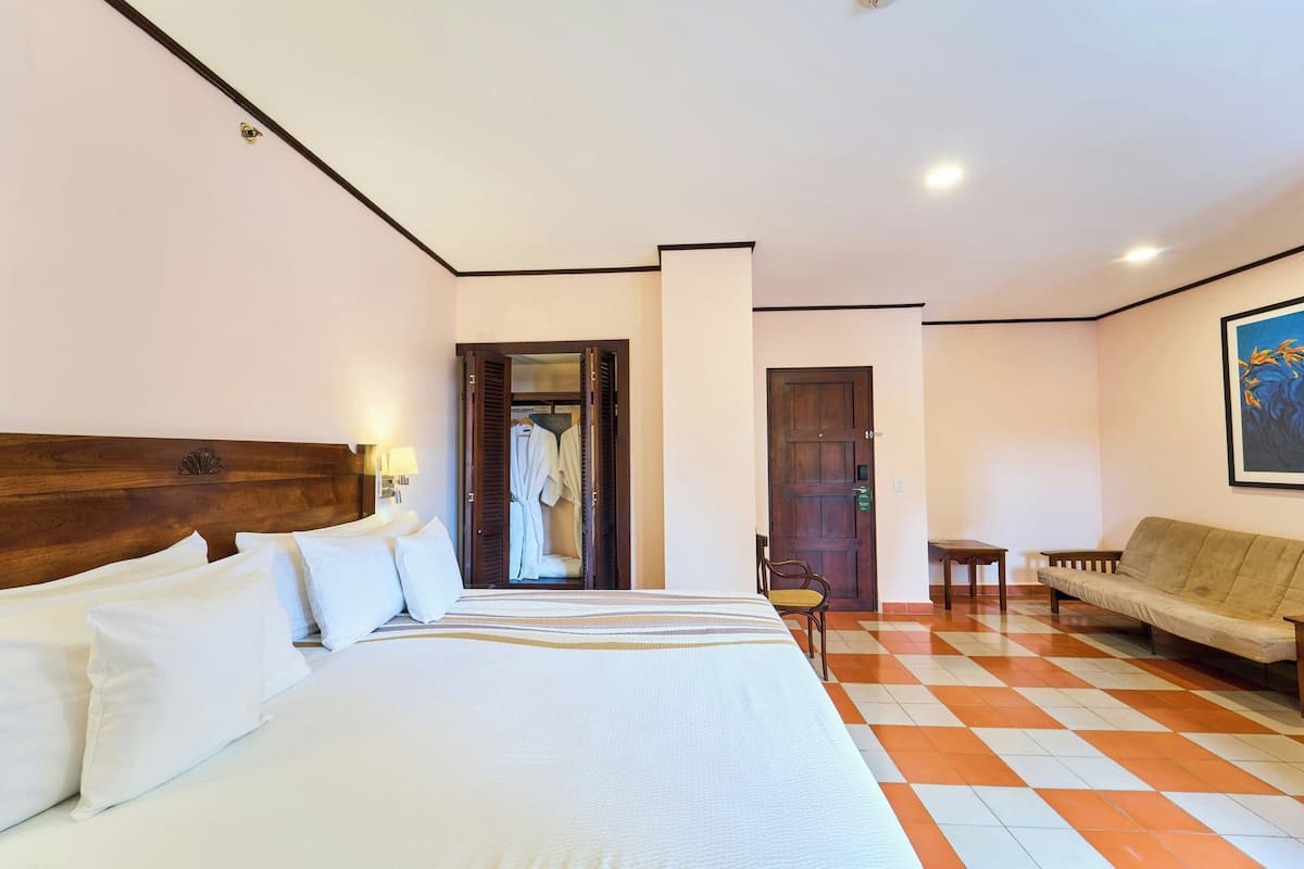 Quarto, 1 cama King e sofá-cama, sacada | Cofres nos quartos, escrivaninha, Wi-Fi de cortesia