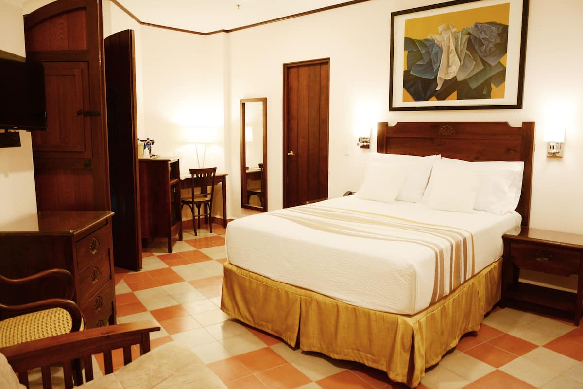Executive Studio Suite, 1 Queen Bed, Non Smoking (Studio Room) | In-room safe, desk, free WiFi