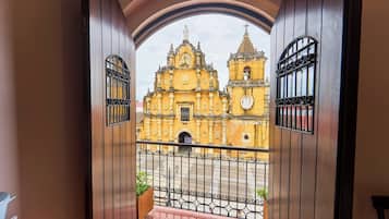 Huone, 1 suuri parisänky ja vuodesohva, parveke | Tallelokero huoneessa, työpöytä, ilmainen Wi-Fi