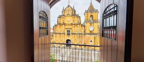 Zimmer, 1 King-Bett und Schlafsofa, Balkon | Zimmersafe, Schreibtisch, kostenloses WLAN