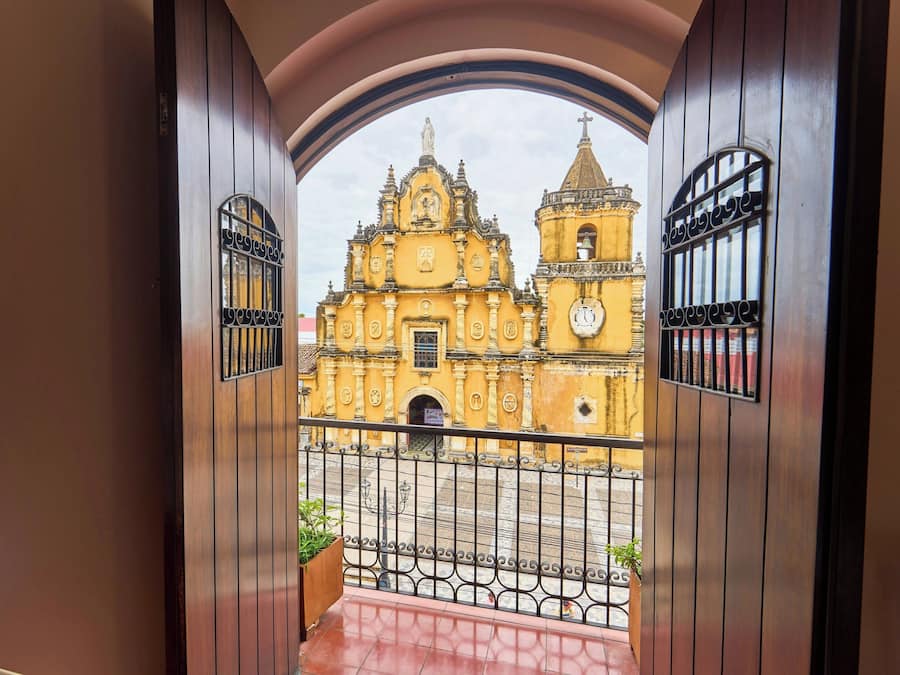 Huone, 1 suuri parisänky ja vuodesohva, parveke | Tallelokero huoneessa, työpöytä, ilmainen Wi-Fi