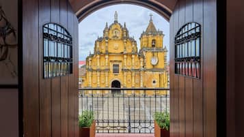 In-room safe, desk, free WiFi