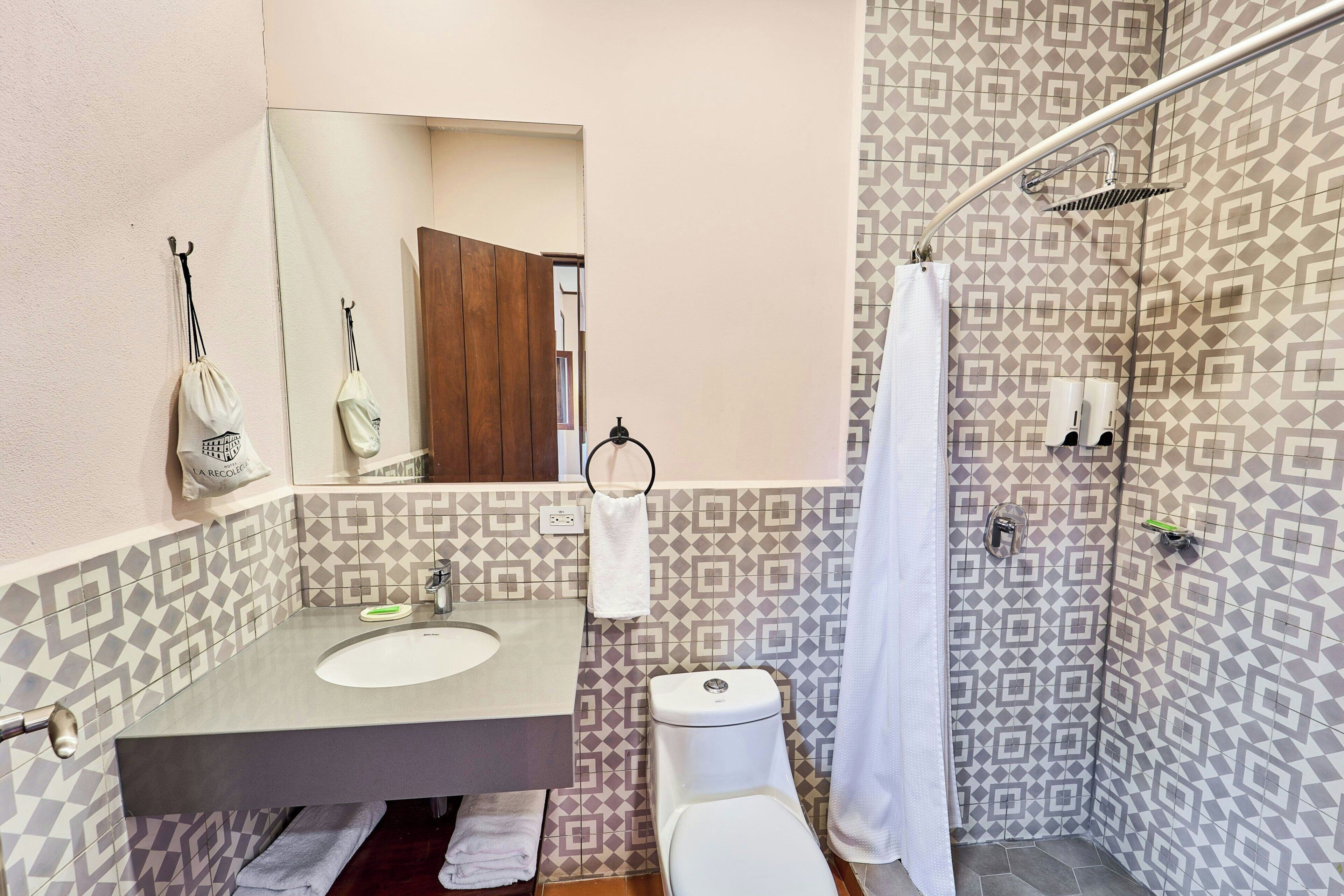 Huone, 2 parisänkyä, parveke | Kylpyhuone | Suihku, ilmaiset hygieniatuotteet, pyyhkeet