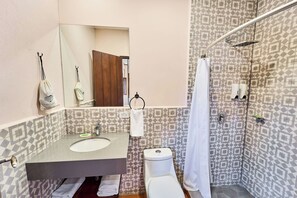 Un baño con lavabo, inodoro y ducha.