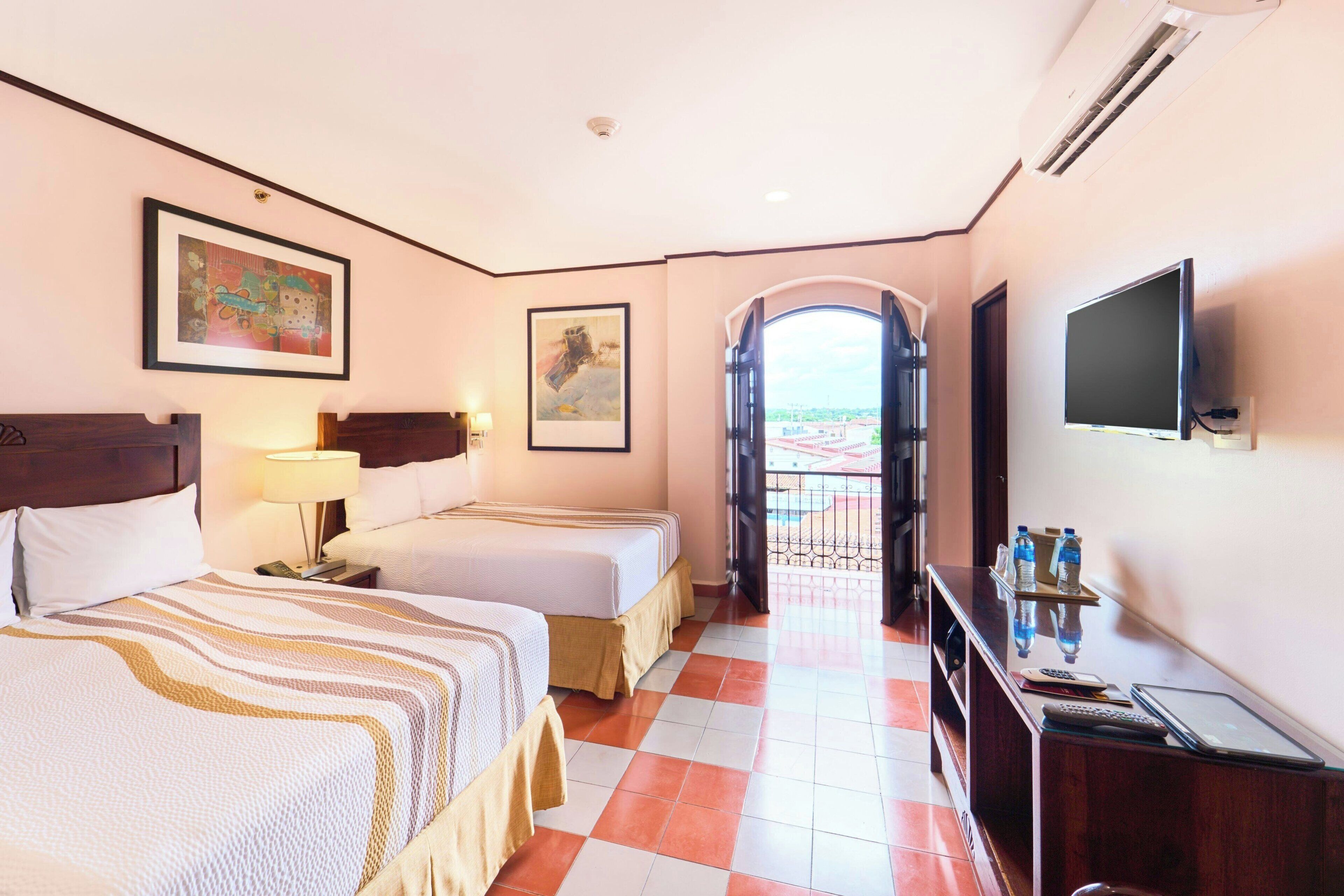 Huone, 2 parisänkyä, parveke | Tallelokero huoneessa, työpöytä, ilmainen Wi-Fi