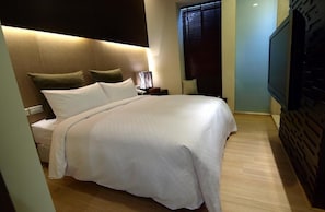 Desk, blackout curtains, soundproofing, rollaway beds - Hotel Golden Bay Kenting (Hengchun)
