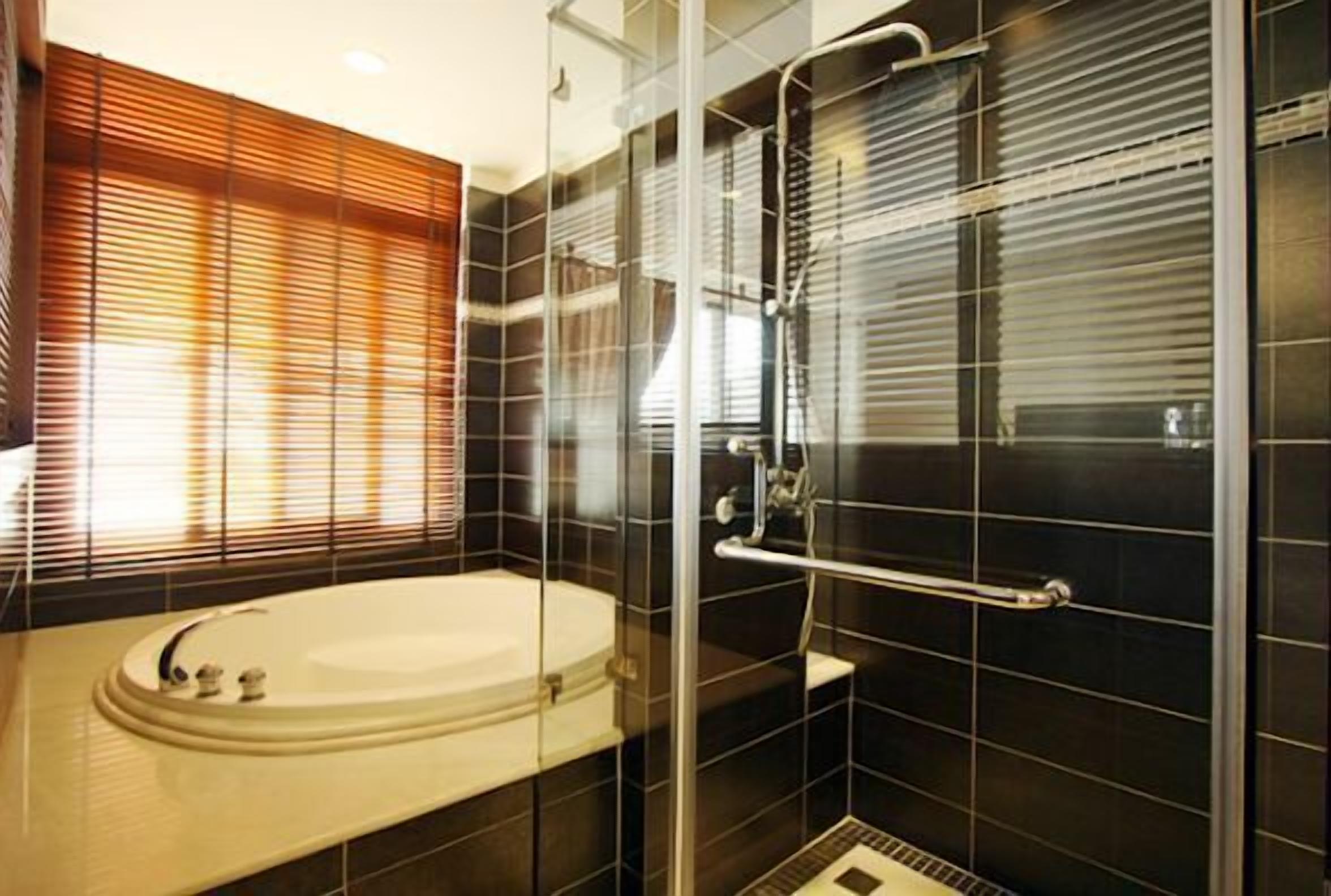 Quarto casal luxo, vista para o oceano | Banheiro | Chuveiro, produtos de toalete grátis, secador de cabelo, chinelos