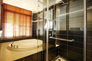 Deluxe Double Room, Ocean View | Bathroom | Shower, free toiletries, hair dryer, slippers - Hotel Golden Bay Kenting (Hengchun)