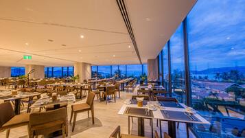 3 restaurants; breakfast, lunch, dinner and brunch served
