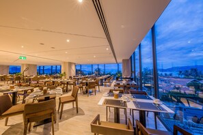3 restaurantes; se sirven desayunos, comidas, cenas y brunch