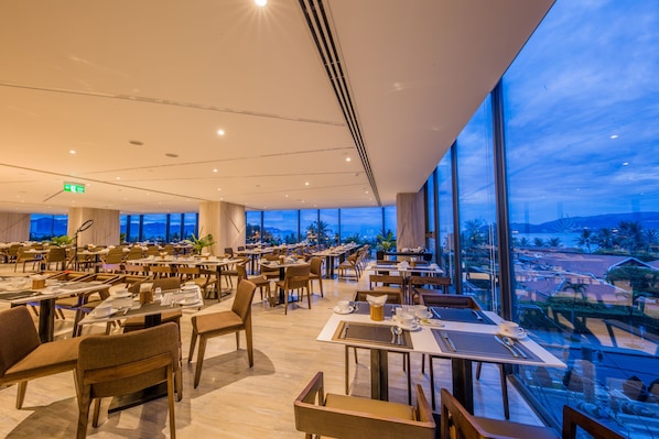 3 restaurants, breakfast, lunch served; local and international cuisine