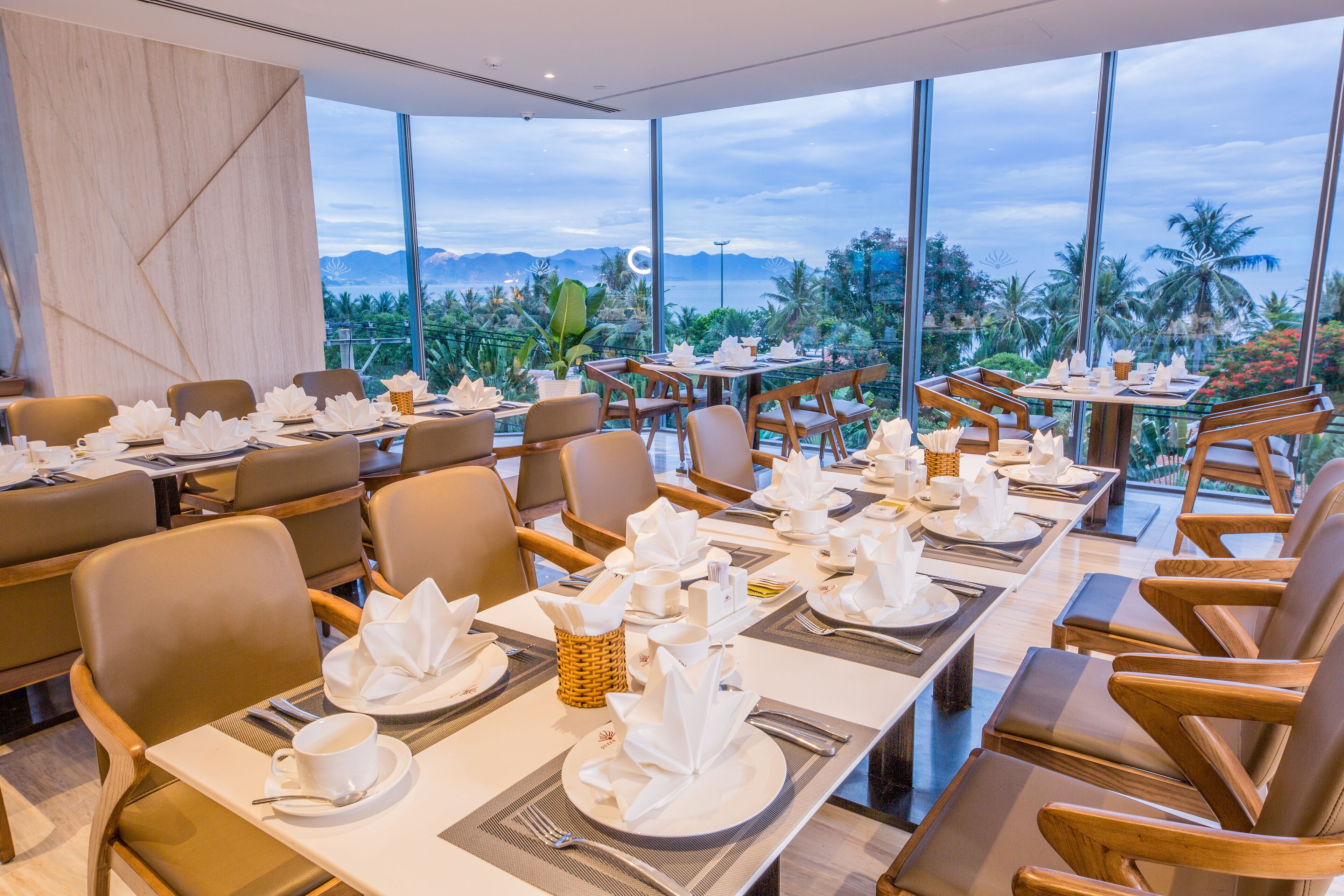 3 restaurants, breakfast, lunch served; local and international cuisine