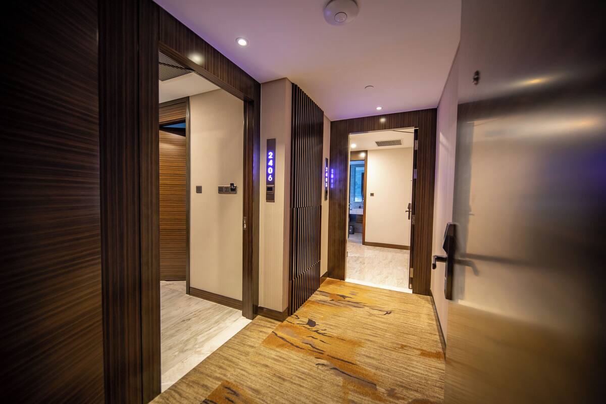 Phòng dành cho gia đình, ban công, quang cảnh biển | Bộ đồ giường cao cấp, minibar, két bảo mật tại phòng, bàn 