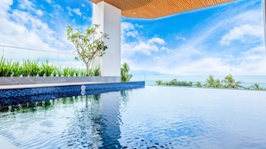 A modern infinity pool with a clear view of the ocean and sky. - Queen Ann Nha Trang (Nha Trang)