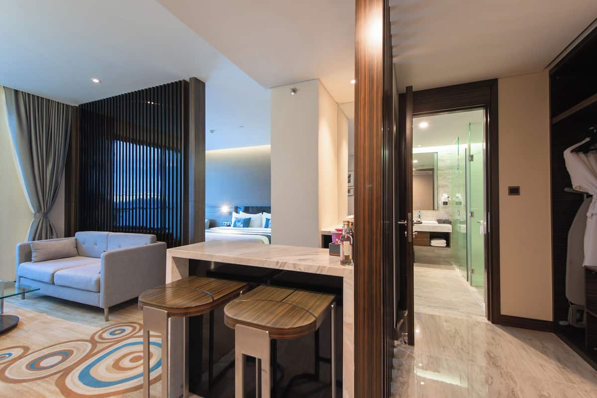 Bộ đồ giường cao cấp, minibar, két bảo mật tại phòng, bàn 