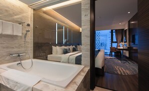 Familie suite, balkon, uitzicht op zee | Badkamer | Een aparte badkuip en douche, een regendouche, designer toiletartikelen