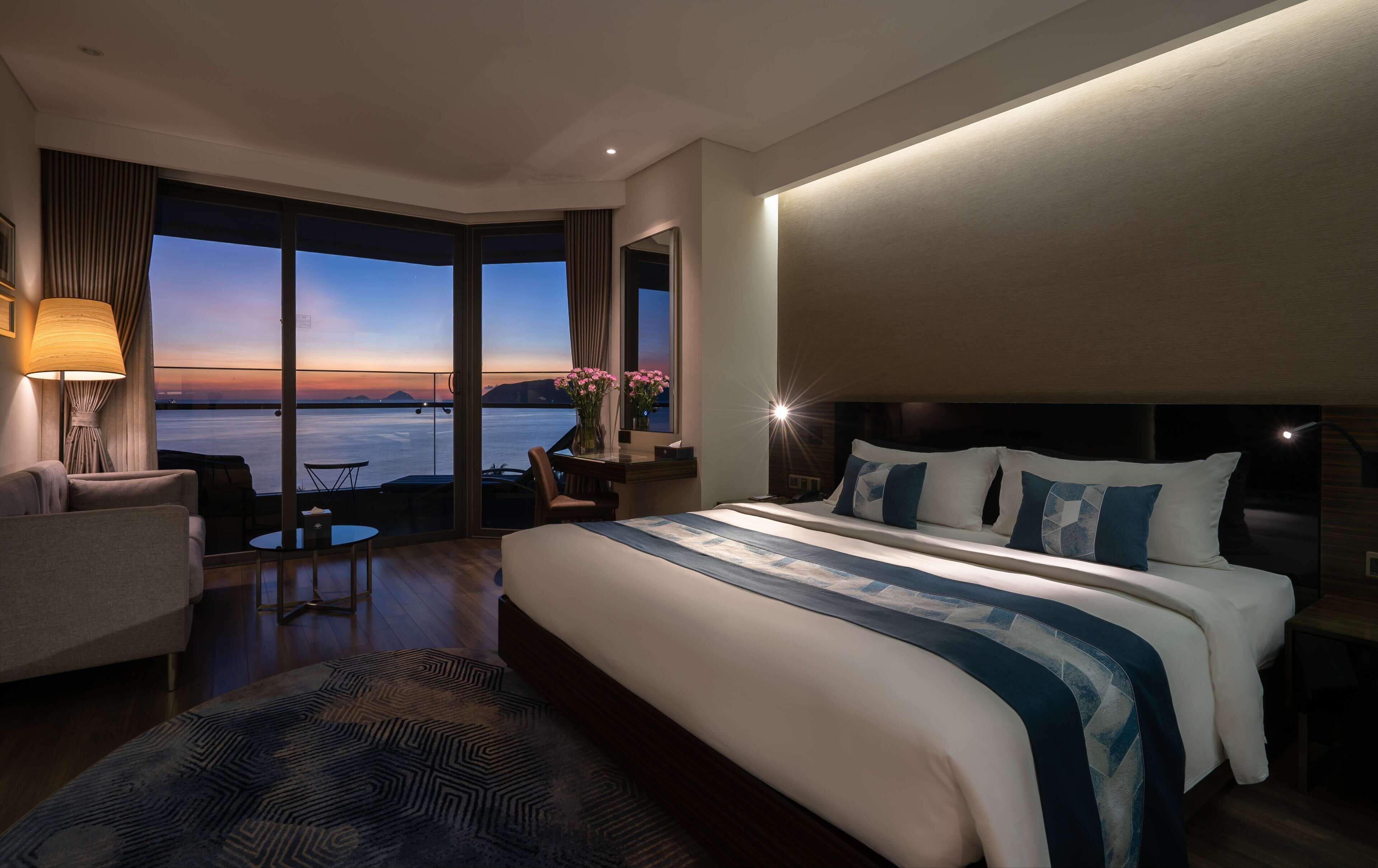 Executive King, Balcony, Ocean View  | Premium bedding, minibar, in-room safe, desk