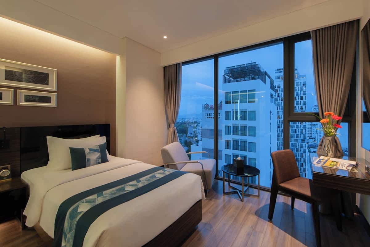 Bộ đồ giường cao cấp, minibar, két bảo mật tại phòng, bàn 