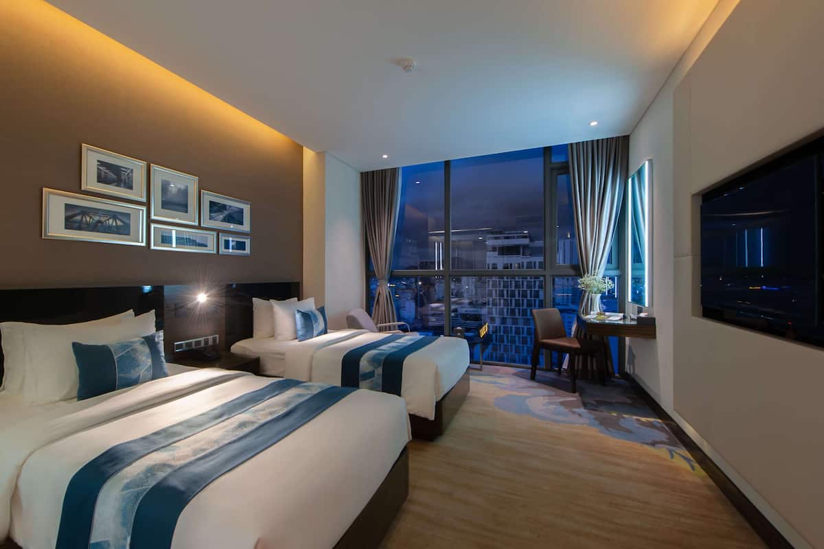 Grand Deluxe Twin Partial Sea View | Bộ đồ giường cao cấp, minibar, két bảo mật tại phòng, bàn 