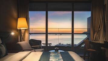 Premier-Zweibettzimmer, Balkon, Meerblick | Hochwertige Bettwaren, Minibar, Zimmersafe, individuell eingerichtet