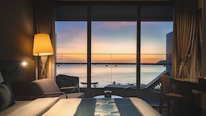 Chambre Premier avec lits jumeaux, balcon, vue sur l’océan | Literie de qualité, minibar, coffre-fort, ameublement unique