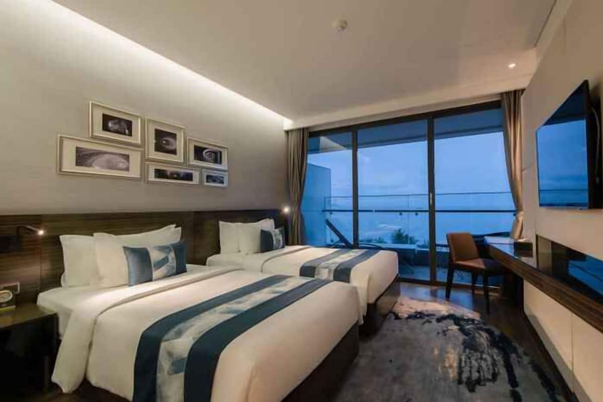 Bộ đồ giường cao cấp, minibar, két bảo mật tại phòng, bàn 