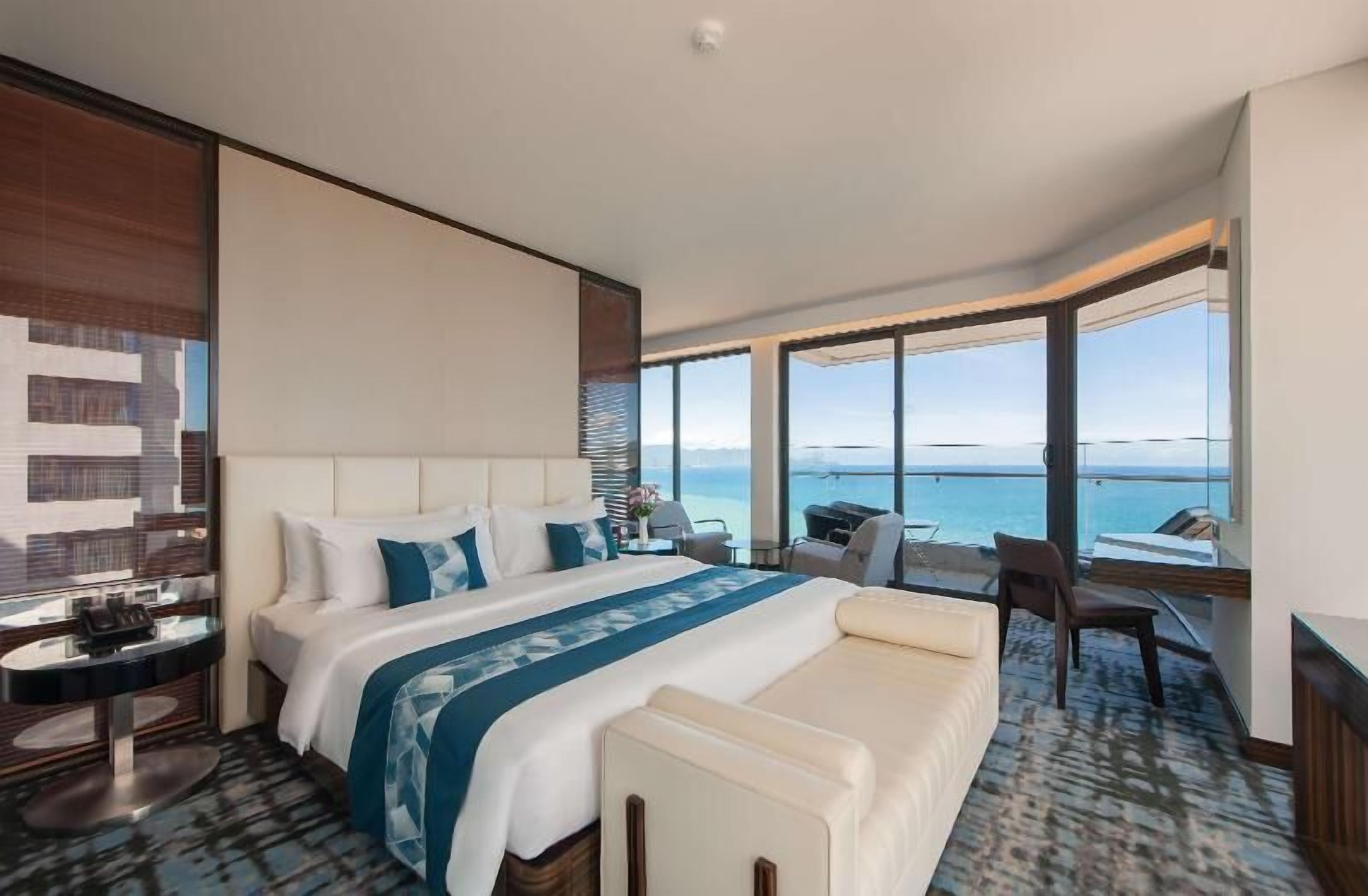 Luxe beddengoed, een minibar, een kluis op de kamer
