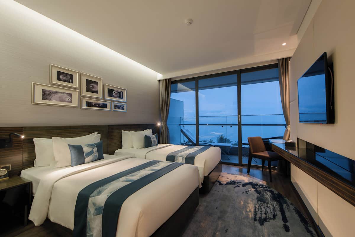 Bộ đồ giường cao cấp, minibar, két bảo mật tại phòng, bàn 
