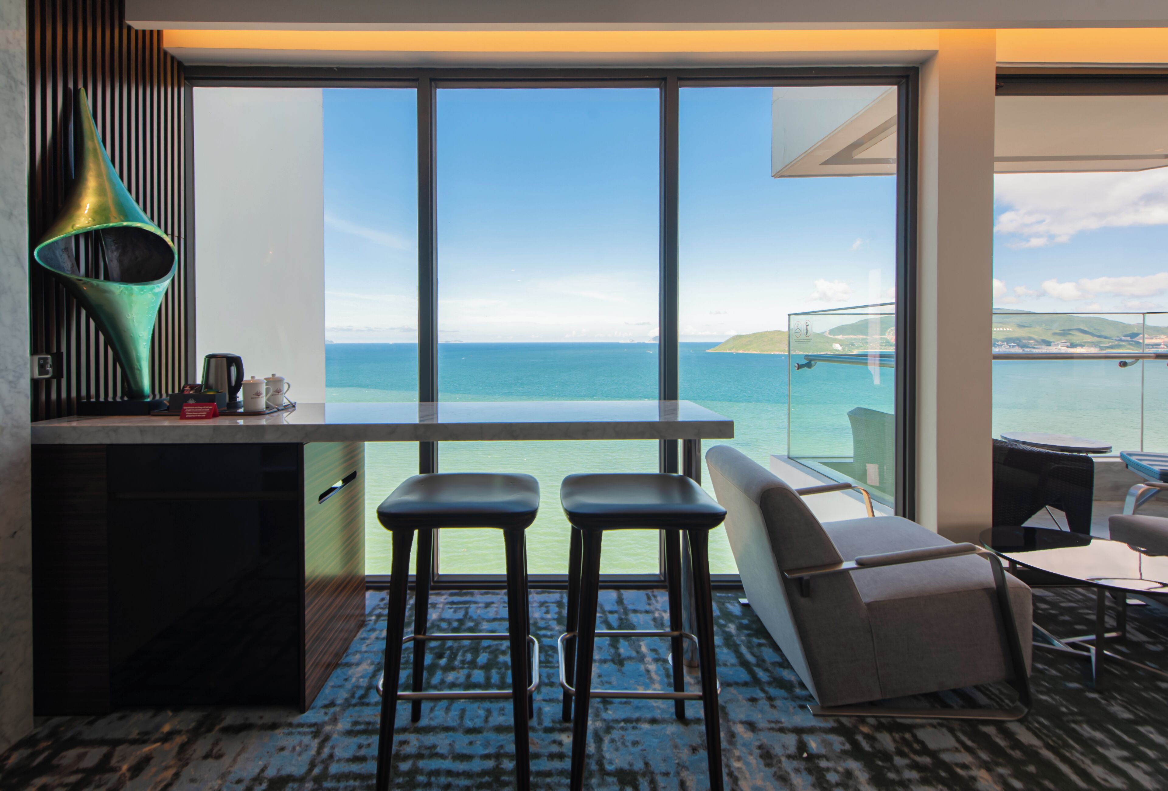 queen ann suite super king | living area | 32-inch lcd tv with cable channels, tv, ipod dock