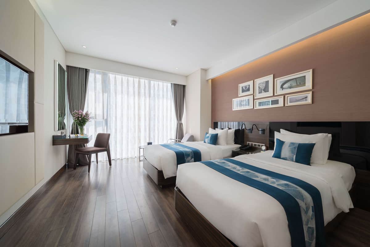 Phòng 2 giường đơn Deluxe, quang cảnh thành phố | Bộ đồ giường cao cấp, minibar, két bảo mật tại phòng, bàn 