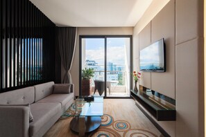 Suite Grand, 1 cama King size, balcón, vista a la playa (King Bed) | Área de sala de estar | Televisión LCD de 50 pulgadas con canales por cable y televisión 