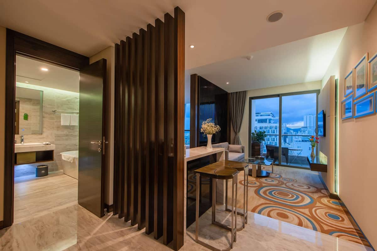 Phòng Suite Grand, 1 giường cỡ king, ban công, quang cảnh bãi biển (King Bed) | Bộ đồ giường cao cấp, minibar, két bảo mật tại phòng, bàn 