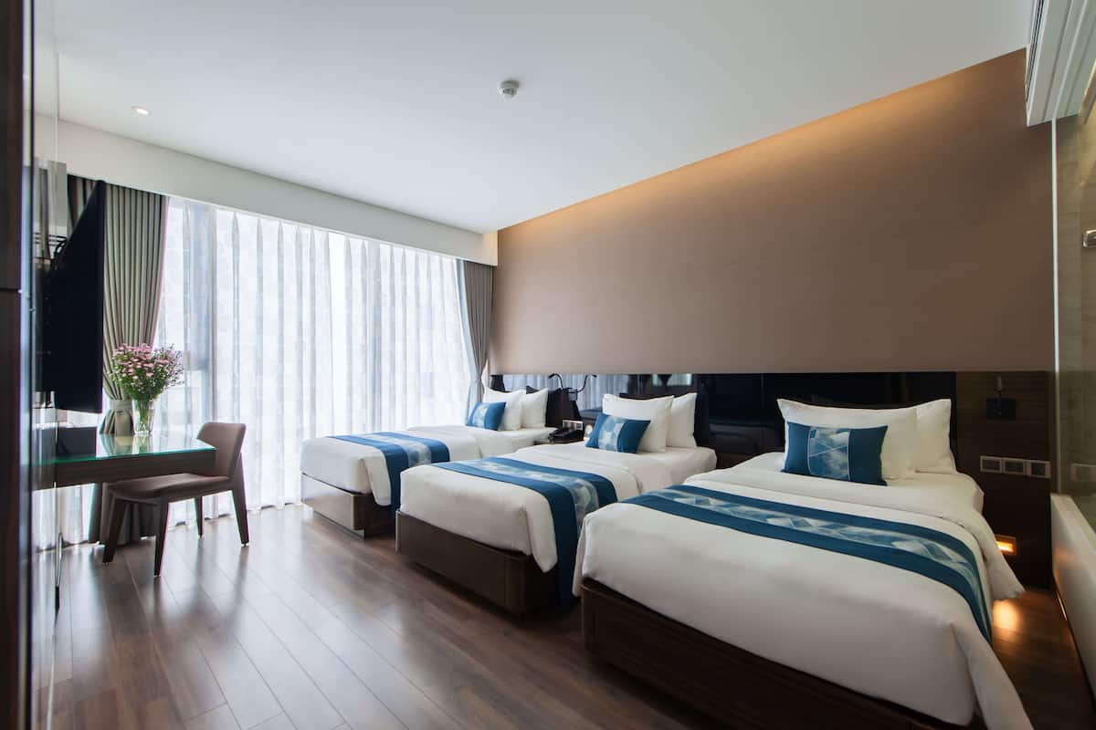 Phòng Suite dành cho gia đình, ban công, quang cảnh một góc biển (Triple Room) | Bộ đồ giường cao cấp, minibar, két bảo mật tại phòng, bàn 