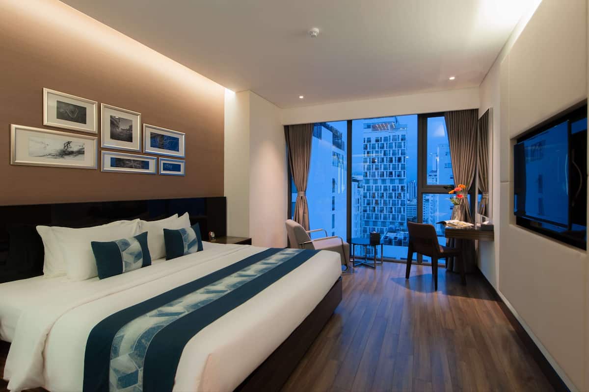 Grand Deluxe Double Partial Sea View | Bộ đồ giường cao cấp, minibar, két bảo mật tại phòng, bàn 