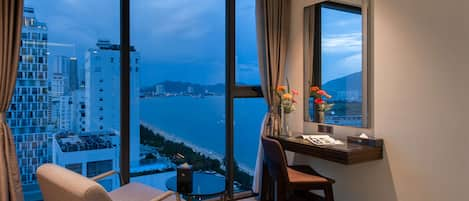 Grand Deluxe King Ocean View | Premium bedding, minibar, in-room safe, individually furnished