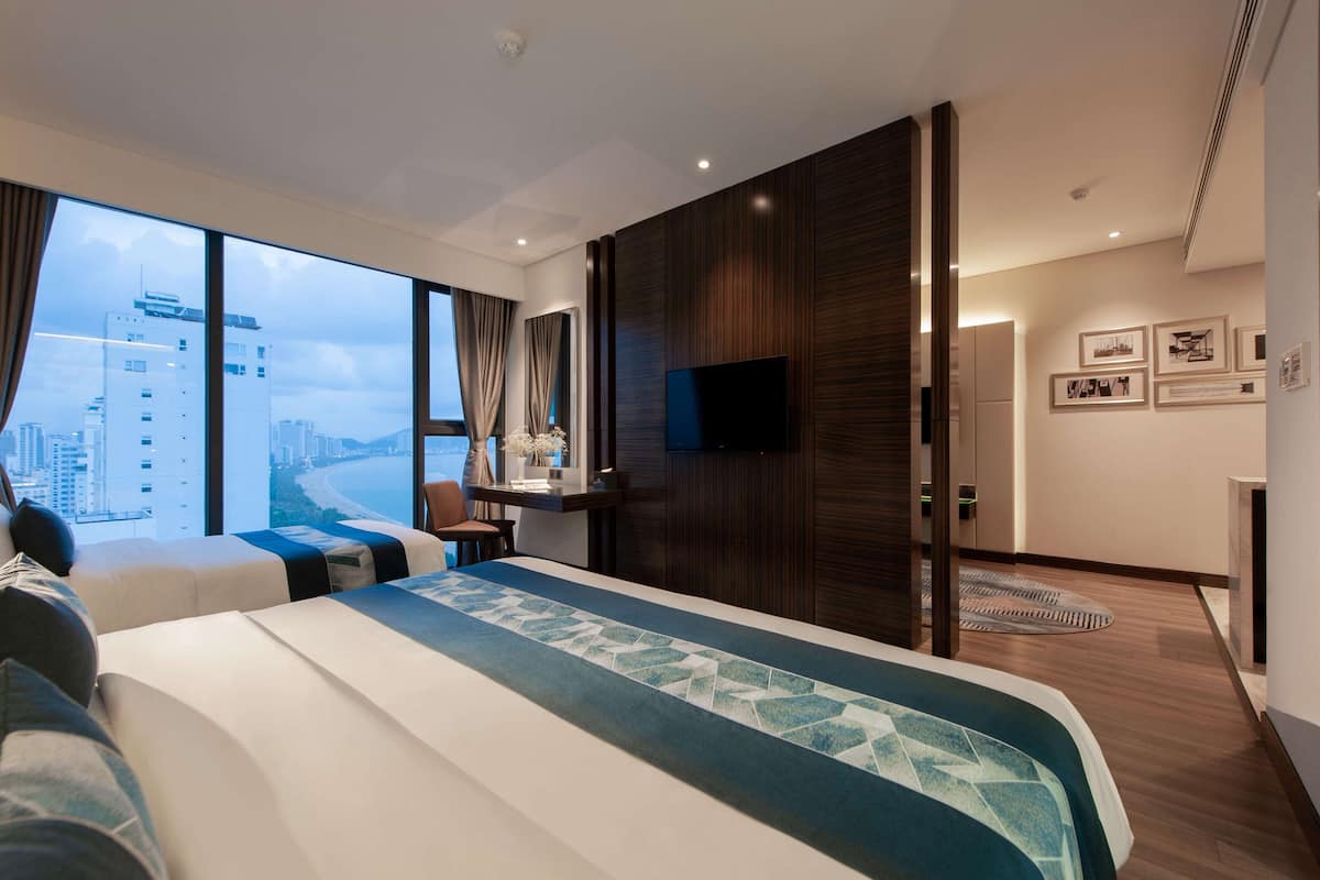 Phòng Suite dành cho gia đình, ban công, quang cảnh biển | Bộ đồ giường cao cấp, minibar, két bảo mật tại phòng, bàn 