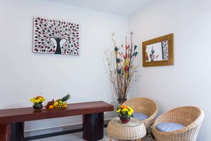 Twin Room | Living area | 32-inch flat-screen TV with cable channels, TV - Hotel Villa Josephine (Siem Reap)