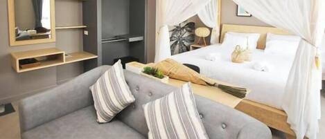 Deluxe Room | In-room safe, desk, blackout drapes, soundproofing