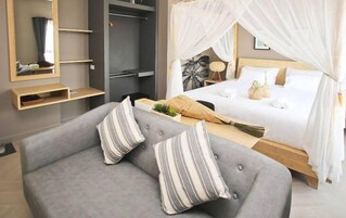 客房内保险箱、办公桌、遮光窗帘、隔音