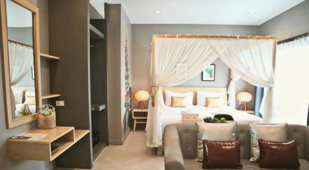 Deluxe Room | In-room safe, desk, blackout drapes, soundproofing